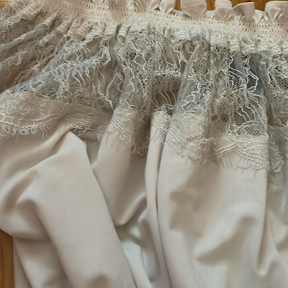 Moda international off the shoulder shirt - Picture 2 of 6